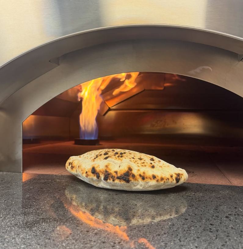 Calzone cuit devant la bouche du four